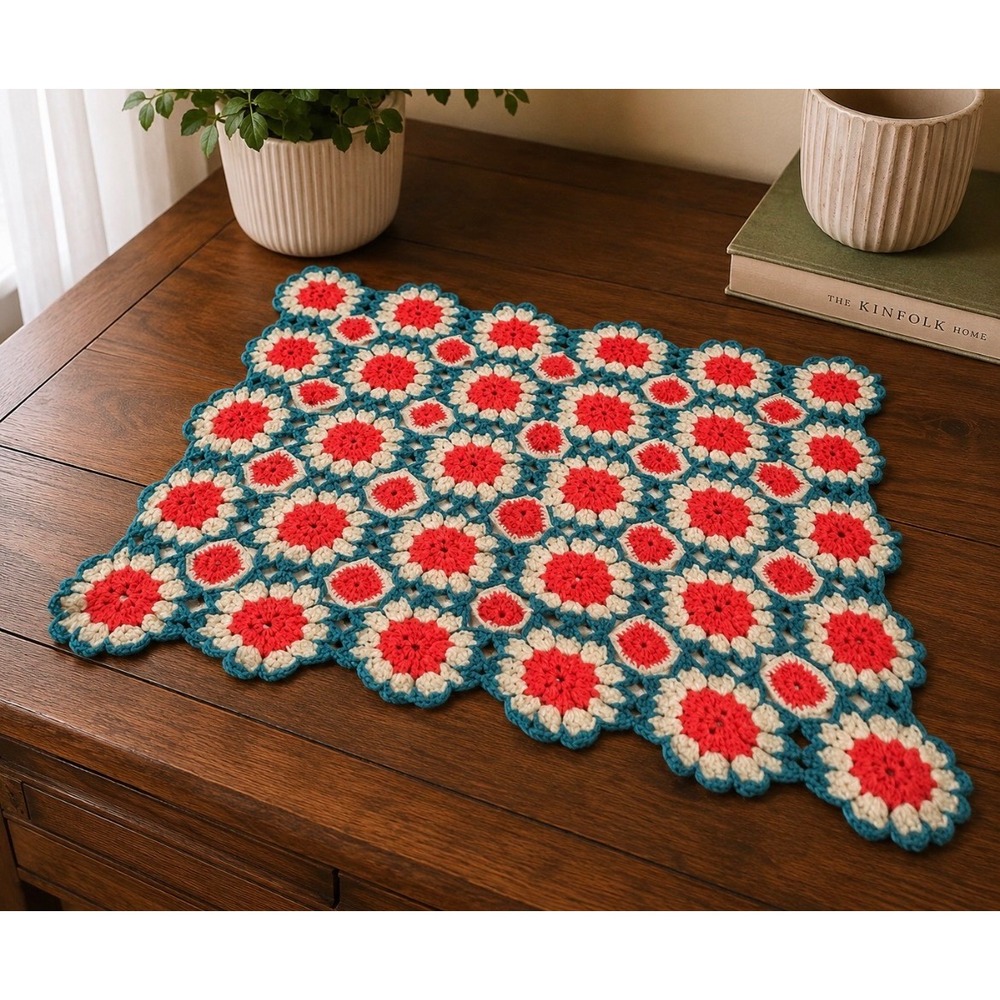 Vintage Handmade Crochet Floral Table Topper Retro Daisy 19.5 X 15.5